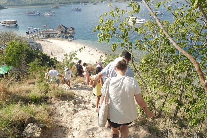 Labuan Bajo 3 Giorni 2 Notti Viaggio in barca a vela Deluxe Pinisi