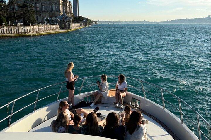Istanbul Sunset Cruise em um iate de luxo