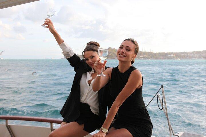 Istanbul Sunset Cruise em um iate de luxo