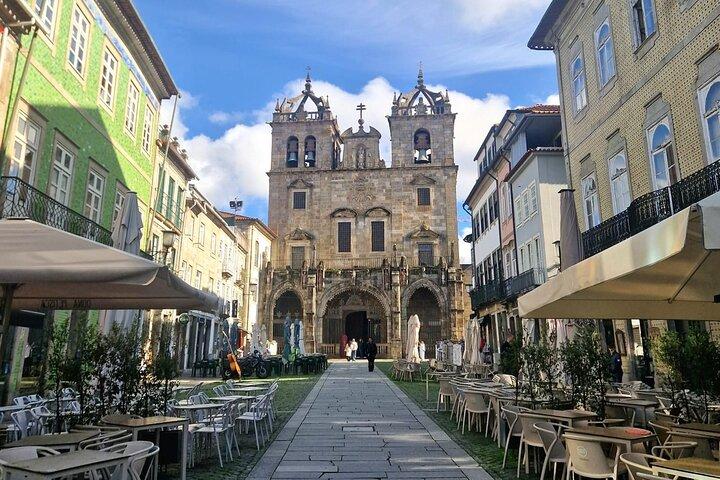 Braga and Guimarães Small-Group Tour with Lunch from Porto