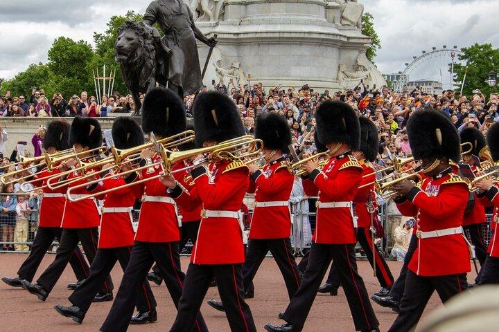 Changing of the Guard Small-Group Walking Tour in London