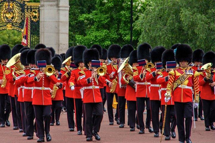 Changing of the Guard Small-Group Walking Tour in London