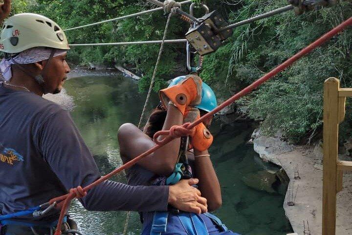 Cave Tubing en Zipline Avontuur in Belize