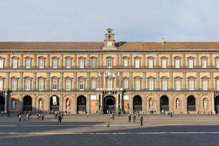 Napoli Reale & Borboni: tour privato con Palazzo Reale e caffè