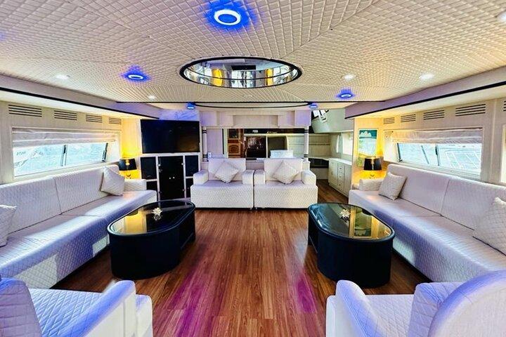 DUBAI MARINA Luxury Yatch