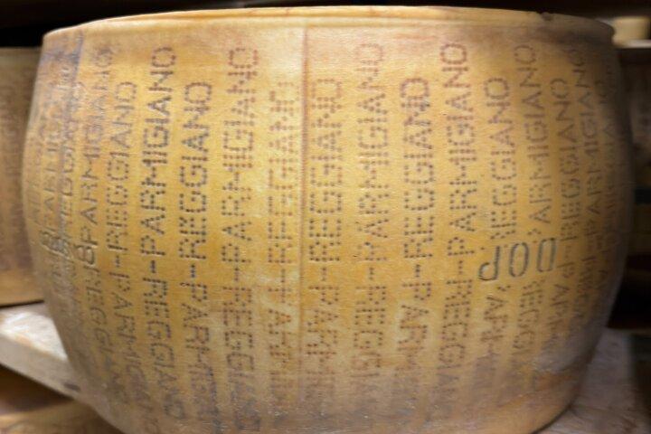 Esperienza di Parmigiano Reggiano e Prosciutto con Guida Privata