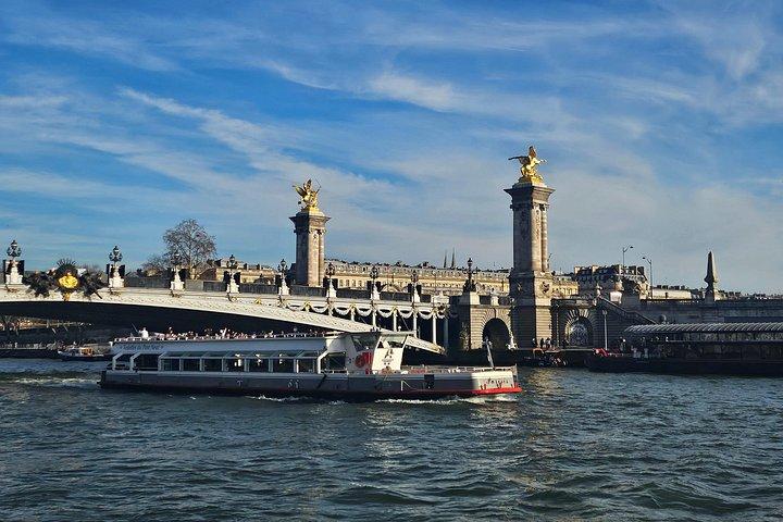 Geführte Sightseeing-Bootsfahrt auf der Seine in Paris mit „Vedettes du Pont Neuf“