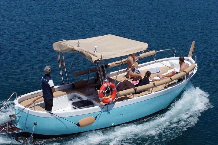 ペストと典型的なワインを備えたプライベートボートによるチンクエテッレサンセットツアー