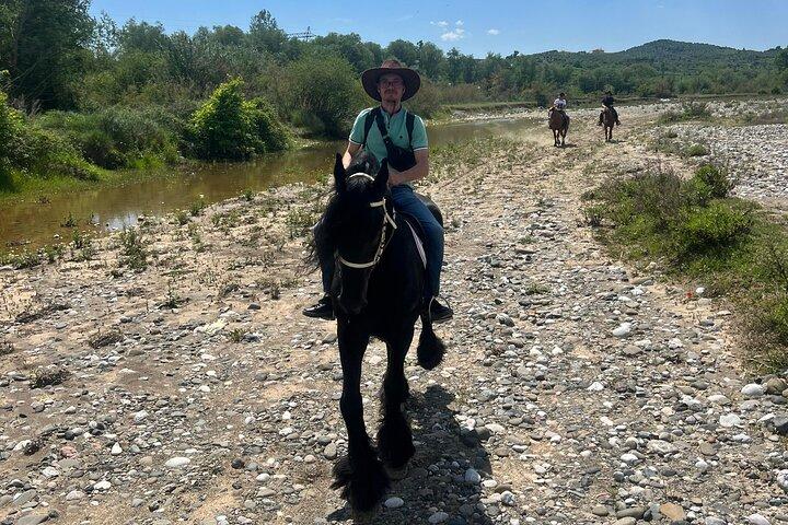 Tour a cavallo con villaggio e vista
