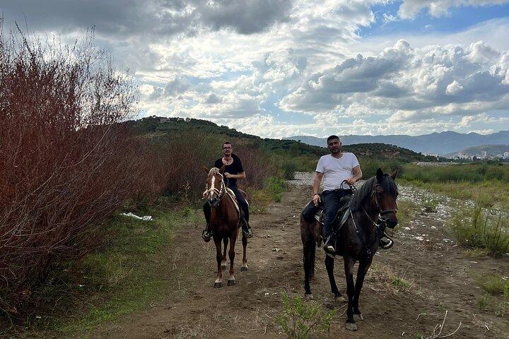 Tour a cavallo con villaggio e vista
