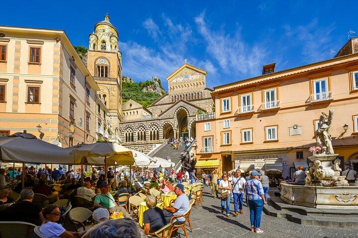 Excursión a la costa de Amalfi en grupo pequeño desde Salerno en una Mercedes Van