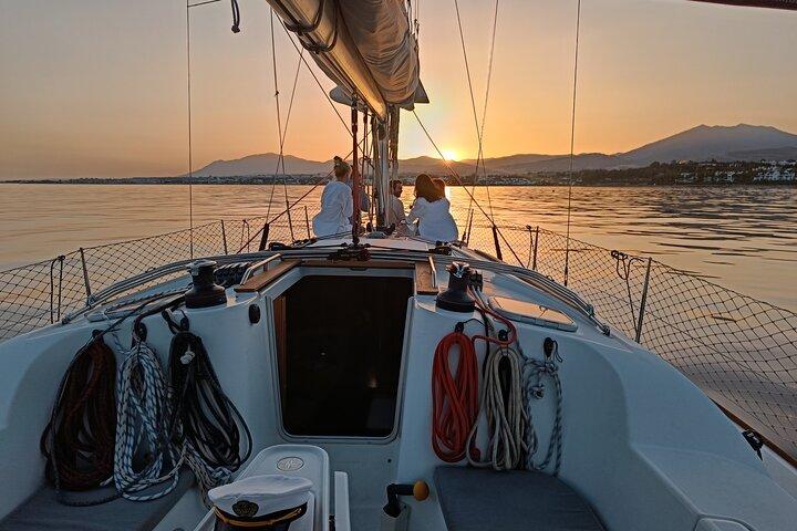 Coucher de soleil sur un voilier privé à Puerto Banús, Marbella (10 personnes)