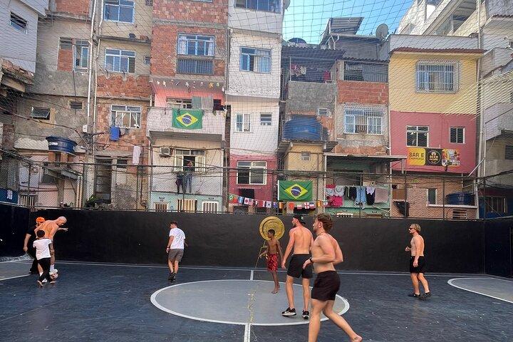 Rio: Besök på FIFA Street-fotbollsplanen och rundtur i Favelan.