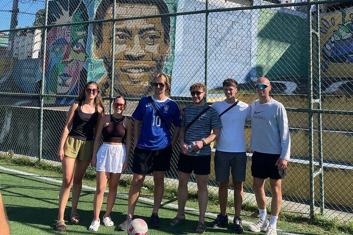 Rio: Besök på FIFA Street-fotbollsplanen och rundtur i Favelan.
