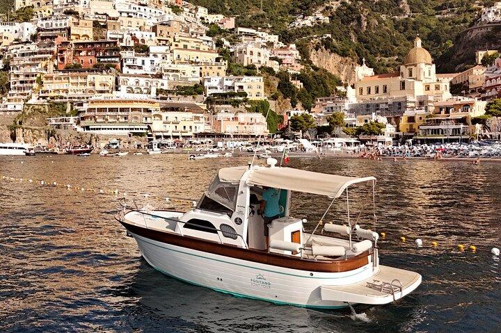 Tour de barco privado de dia inteiro na costa de Amalfi com natação e bebidas