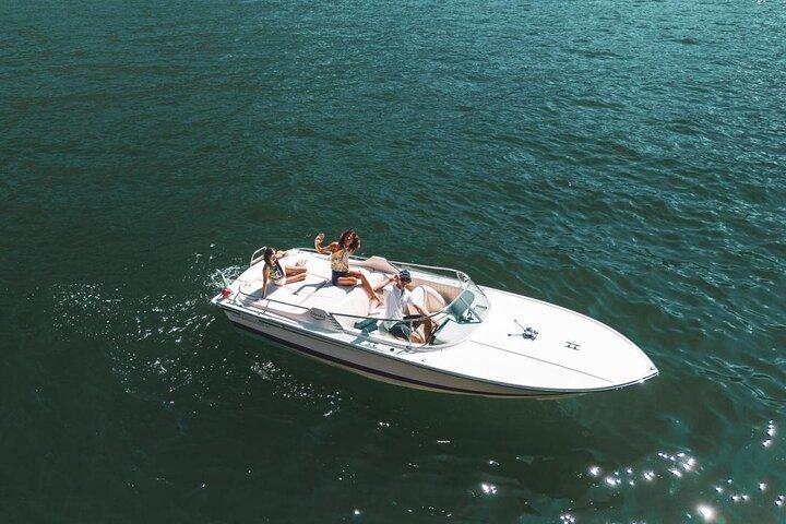 Paseo en barco por el lago de Como con una embarcación emblemática y de lujo.