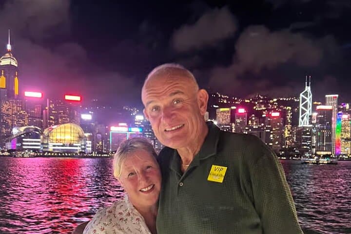 Hong Kong: Symphony of Lights Yacht Tour with Snacks & Drinks