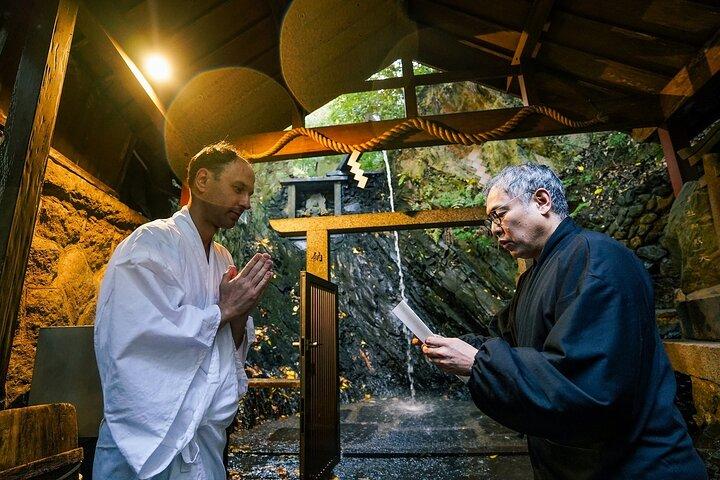 Fushimi Inari versteckter Wasserfall Heiliges Takigyo Ritualerlebnis