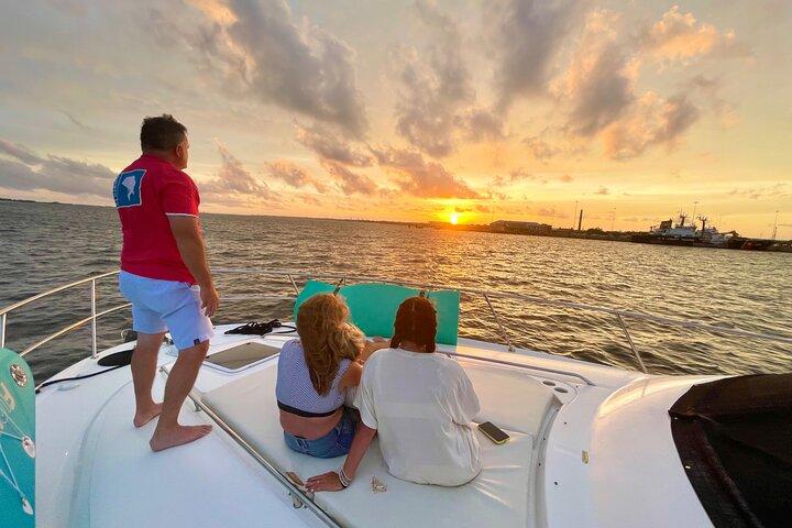 Cruzeiro privado de 3 horas ao pôr do sol em um iate de luxo de 50 pés com capitão
