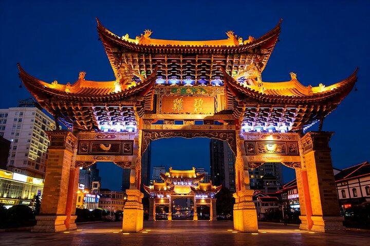 Visite nocturne éclairée privée de Kunming: lac Dianchi, parc de 1903 et spectacle de fontaines