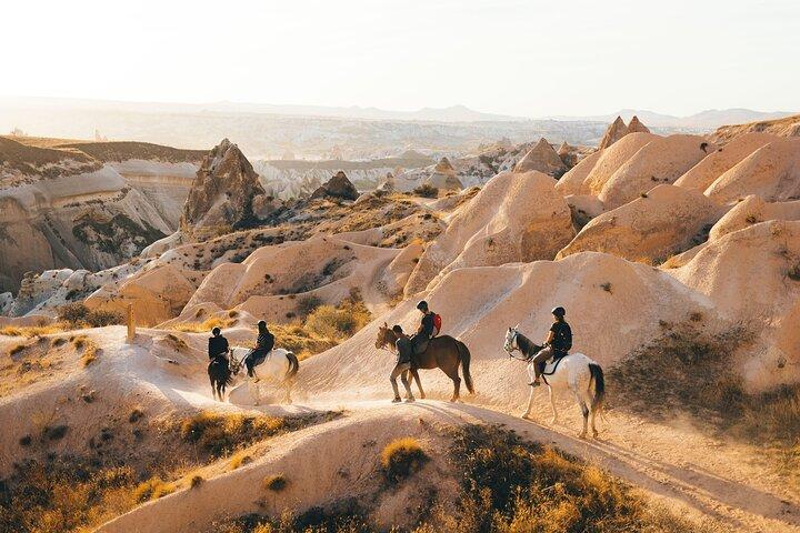 Cappadocia Adventures : Tour à cheval au coucher du soleil