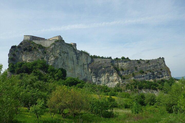 Descubre San Leo : la espectacular ciudadela italiana de Cliffside