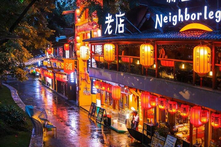 Excursão noturna iluminada em Chengdu com torre de rádio e TV e jantar buffet