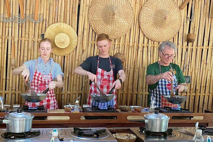 Hua Hin Thai Clase de cocina Experiencia en el jardín y traslados
