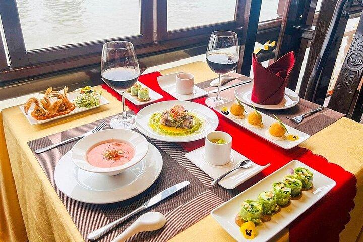 Saigon River Dinner Cruise mit Buffet und Fine Dining Optionen