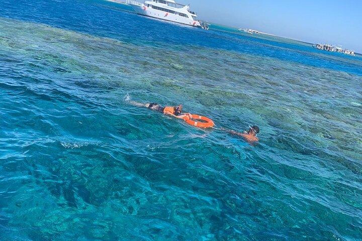 Oplev snorkling i Orange Bay med bådtur i Hurghada