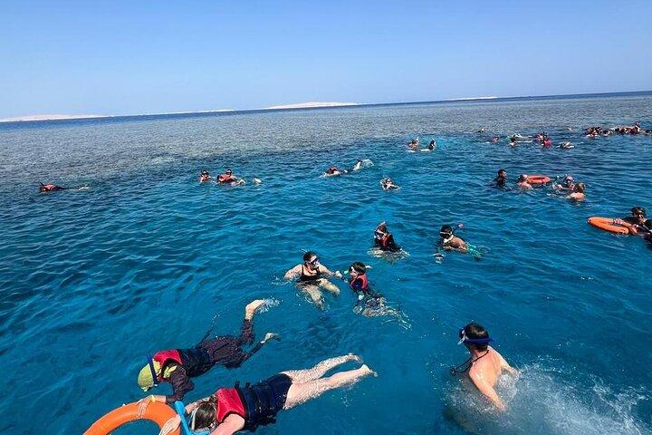 Oplev snorkling i Orange Bay med bådtur i Hurghada