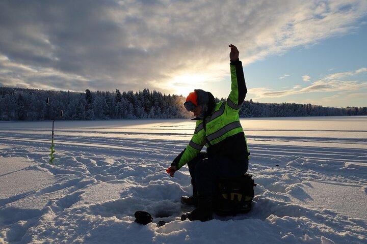Isfiskeri og vinter grilloplevelse i den finske vildmark