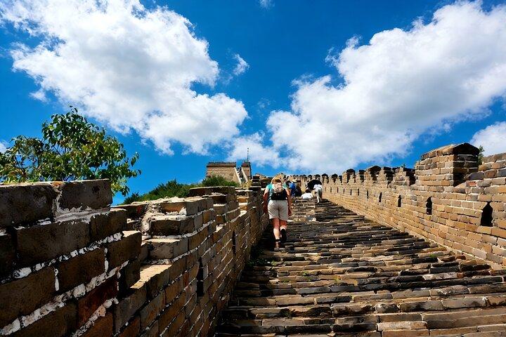 Qingdaos privater Tagesausflug zur Mutianyu-Chinesischen Mauer mit Seilbahn- oder Rodelfahrt