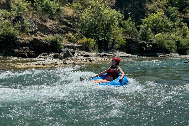 River Tubing Experience al Parco Nazionale di Vjosa a Permet, Albania