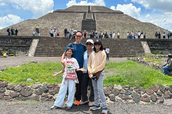 Pyramids of Teotihuacan and Restaurant "La Gruta" Experience