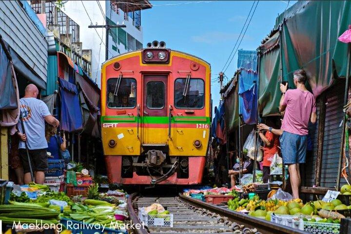 Bangkok : Private SUV Tour — Railway Market, Floating Market(バンコク:プライベートSUVツアー)