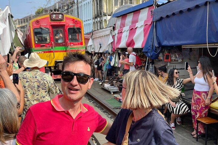 Bangkok : Private SUV Tour — Railway Market, Floating Market(バンコク:プライベートSUVツアー)