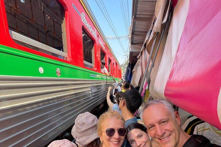 Bangkok : Private SUV Tour — Railway Market, Floating Market(バンコク:プライベートSUVツアー)