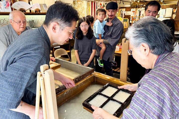 【Tokyo/Asakusa】Traditional Japanese Washi Papermaking experience