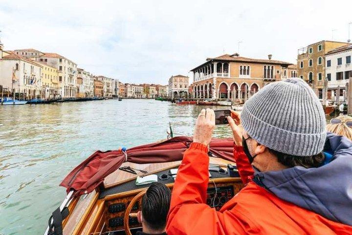 Venice Gondola Experience with Exclusive Ebook