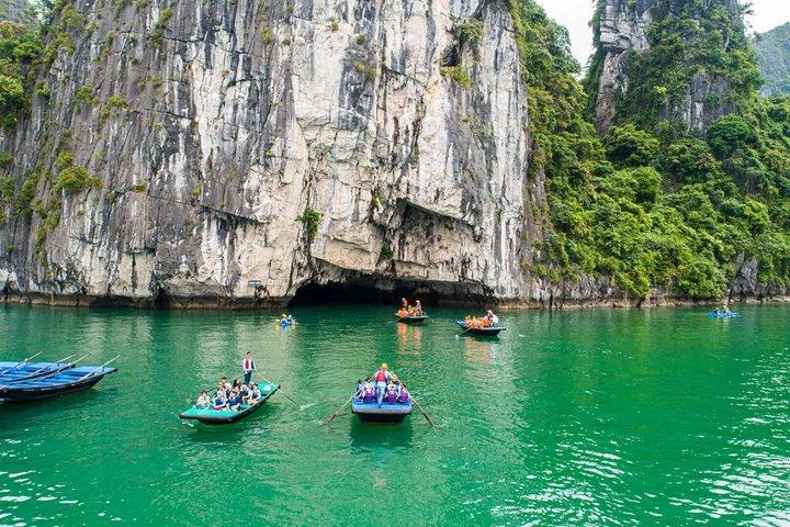 Traslado privado y crucero de un día de lujo por la bahía de Halong/Lan Ha desde Hanói