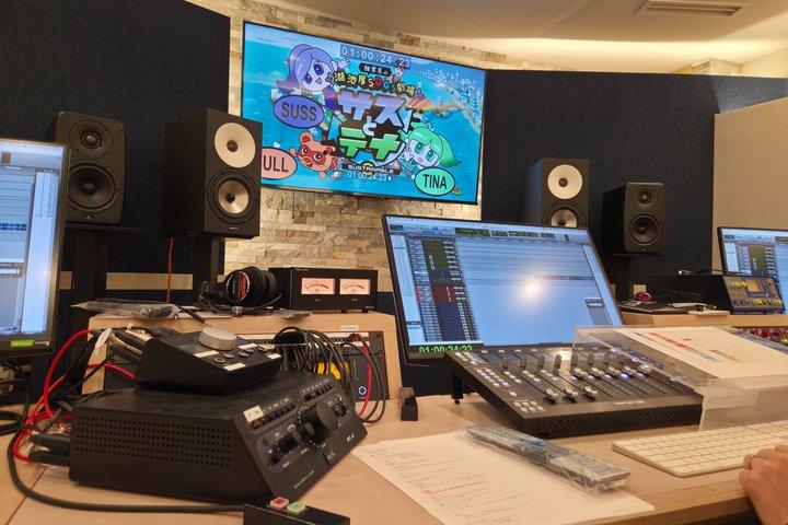 Anime Voice Acting con la guida di professionisti in uno studio