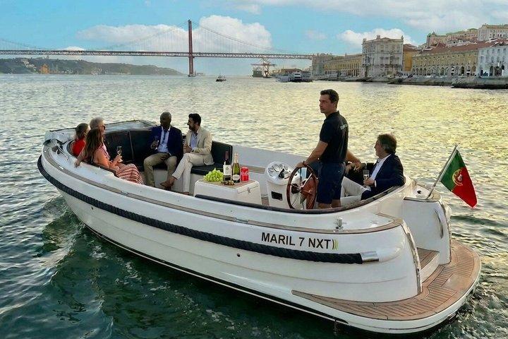 Lisbon Luxury Cozy Cruise with Drinks & Pizza