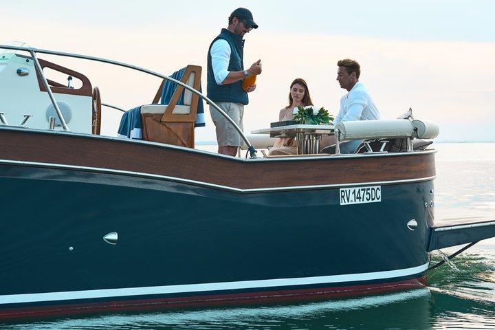Luxury Boat Tour with Private Guide and Aperitif on Board (2h)