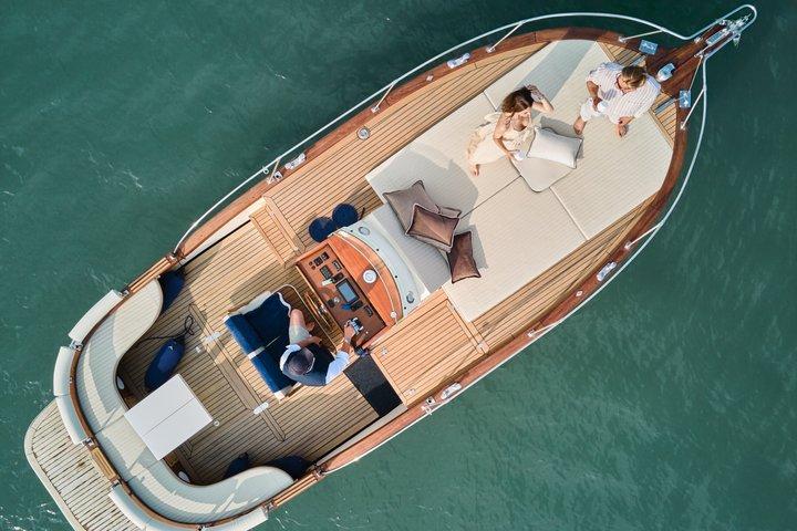 Luxury Boat Tour with Private Guide and Aperitif on Board (2h)