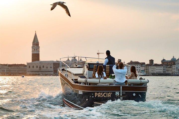 Luxury Boat Tour with Private Guide and Aperitif on Board (2h)