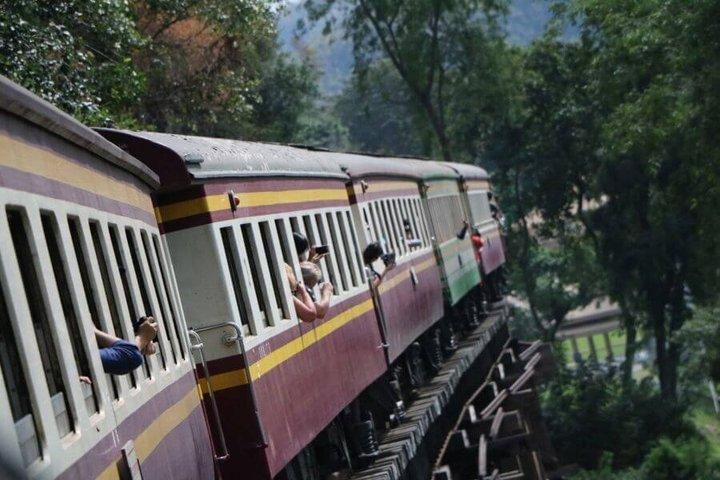 浮遊市場へのプライベートツアーとクワイ川の橋