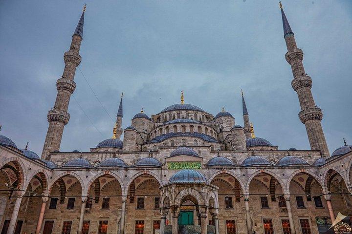 Istanbul: Old City Highlights and Grand Bazaar Shopping Tour