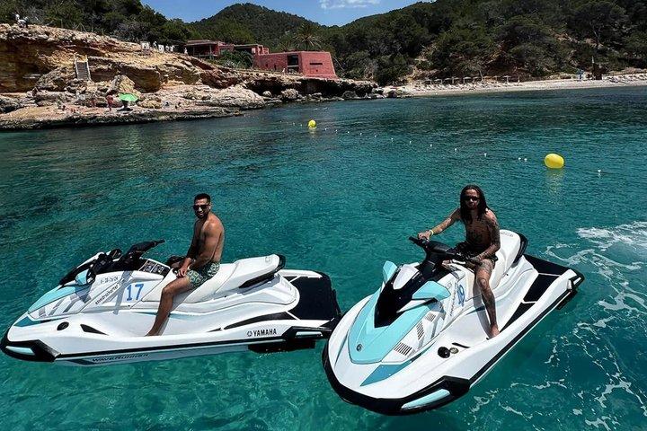 Activité guidée sur un jet ski à Cala Salada Ibiza