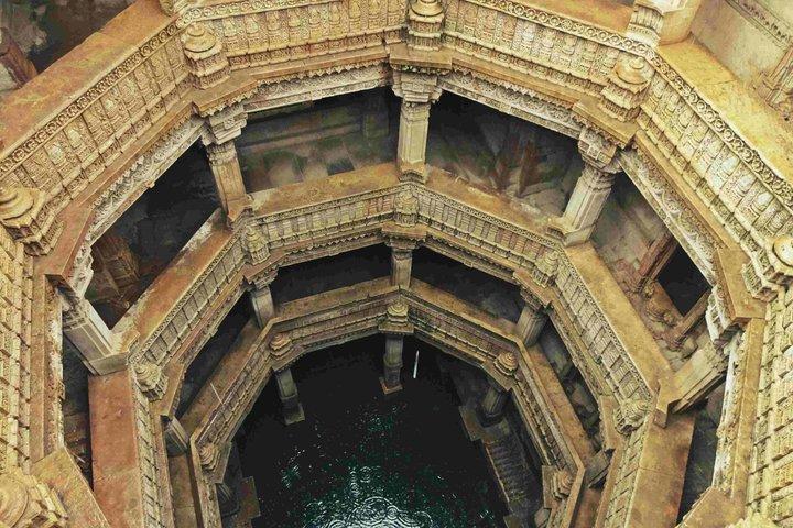 アーメダバード:モデラ太陽寺院とラーニー・キ・ヴァヴツアー